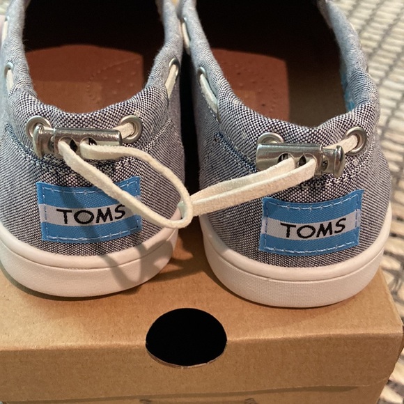 BRAND NEW! Toms Shoes. Youth 3 slip on shoes. - Picture 2 of 6